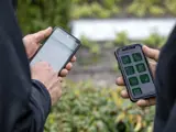 Twee personen in bespreking met de GroenVision app geopend op de telefoons